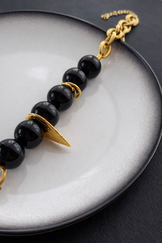 Γυναικείο κολιέ από ατσάλι σε χρυσό με μαύρες πέτρες
