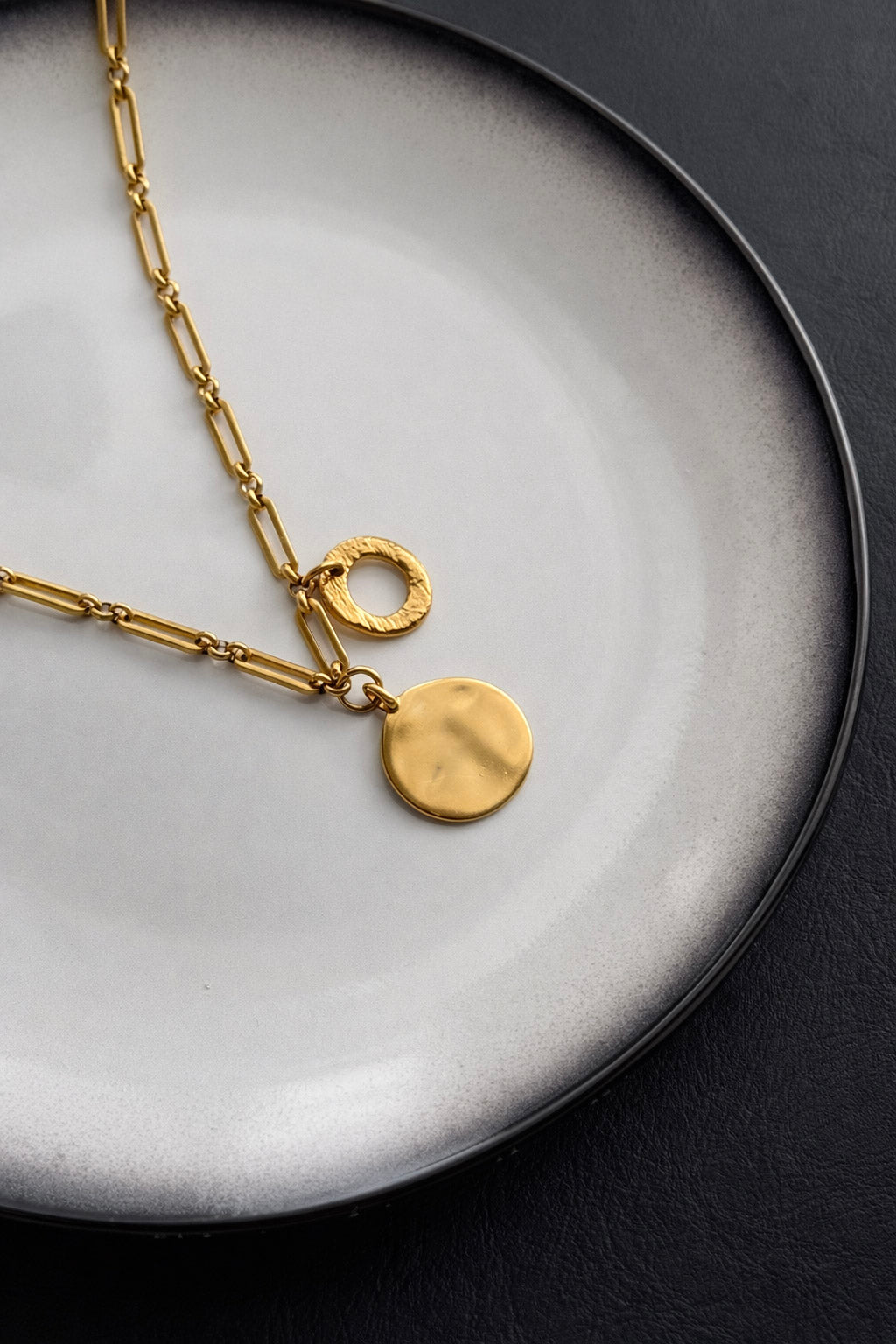 Γυναικείο κολιέ με αλυσίδα από ατσάλι σε χρυσό με στρογγυλό και κυκλικό στοιχείο