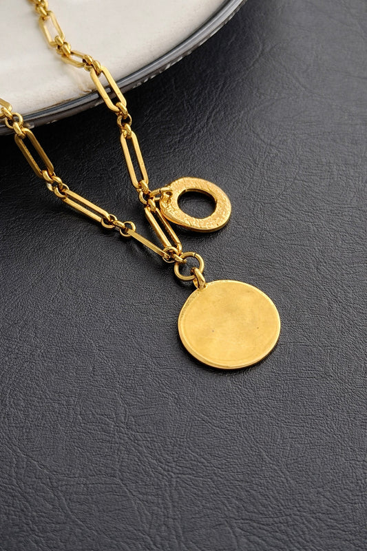 Γυναικείο κολιέ με αλυσίδα από ατσάλι σε χρυσό με στρογγυλό και κυκλικό στοιχείο close up