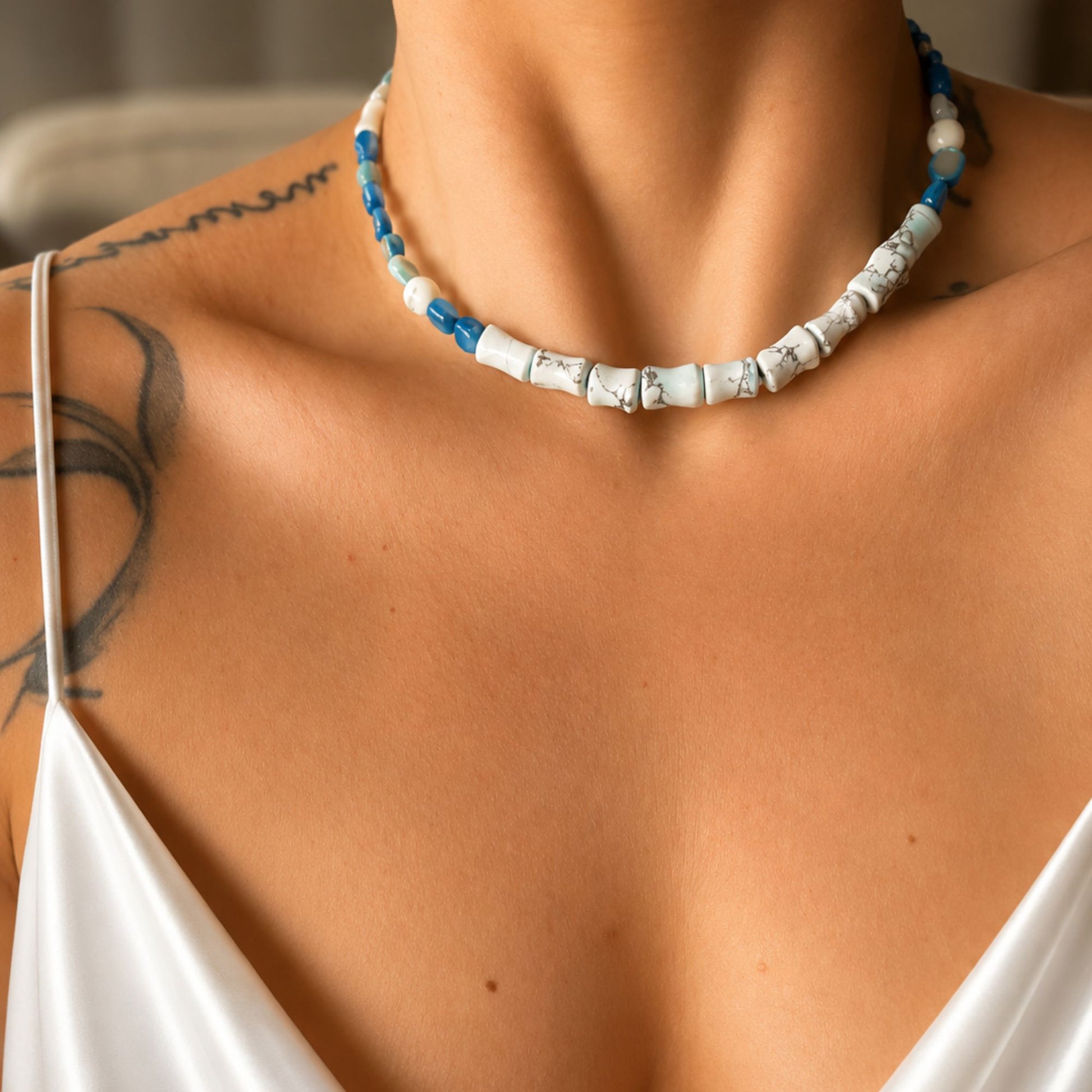 Γυναικείο κολιέ ΑΝΤΙΠΑΡΟΣ με μπλε και λευκές χάντρες και λευκή πέτρα