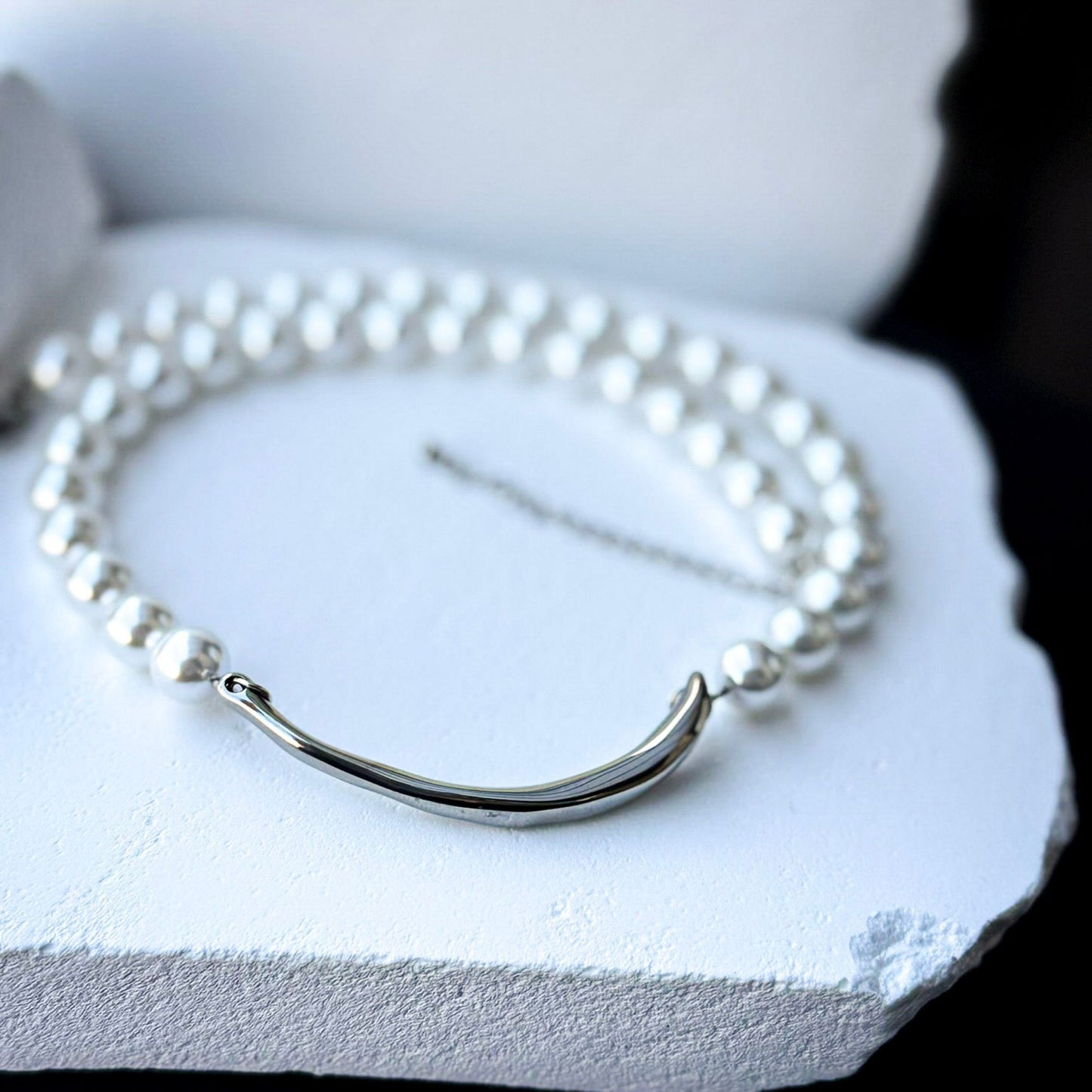 Elegant γυναικείο κολιέ με λευκές πέρλες και curved ασημί στοιχείο