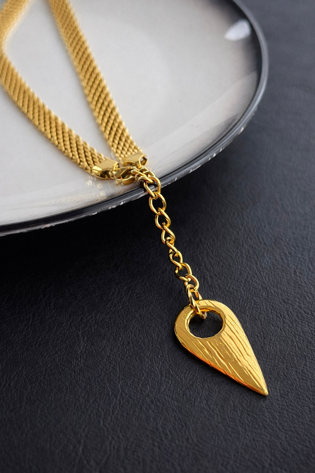 Statement χρυσό κολιέ από ατσάλι με λεπτή αλυσίδα και κρεμαστό charm σε σχήμα δακρύου