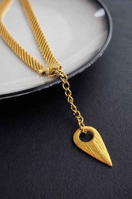 Statement χρυσό κολιέ από ατσάλι με λεπτή αλυσίδα και κρεμαστό charm σε σχήμα δακρύου