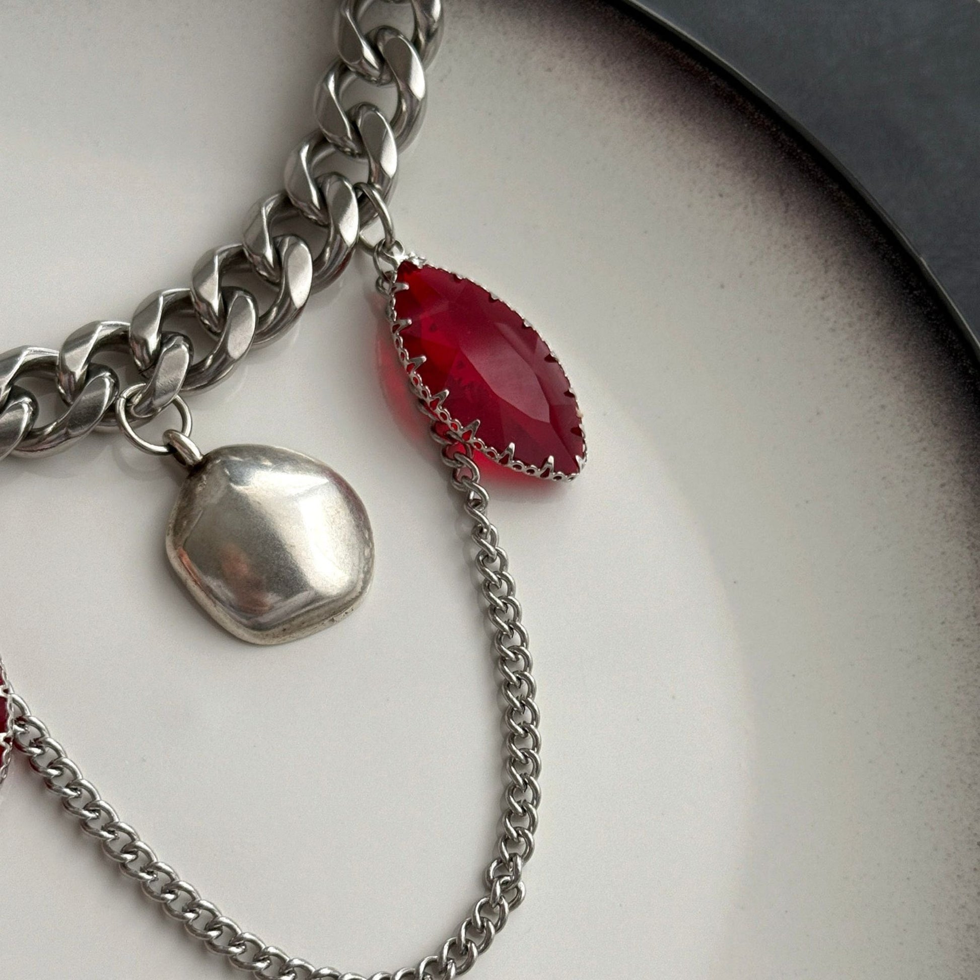 Γυναικείο statement choker από ατσάλι σε ασημί με κόκκινα κρύσταλλα και μεταλλικό κρεμαστό στοιχείο close up 