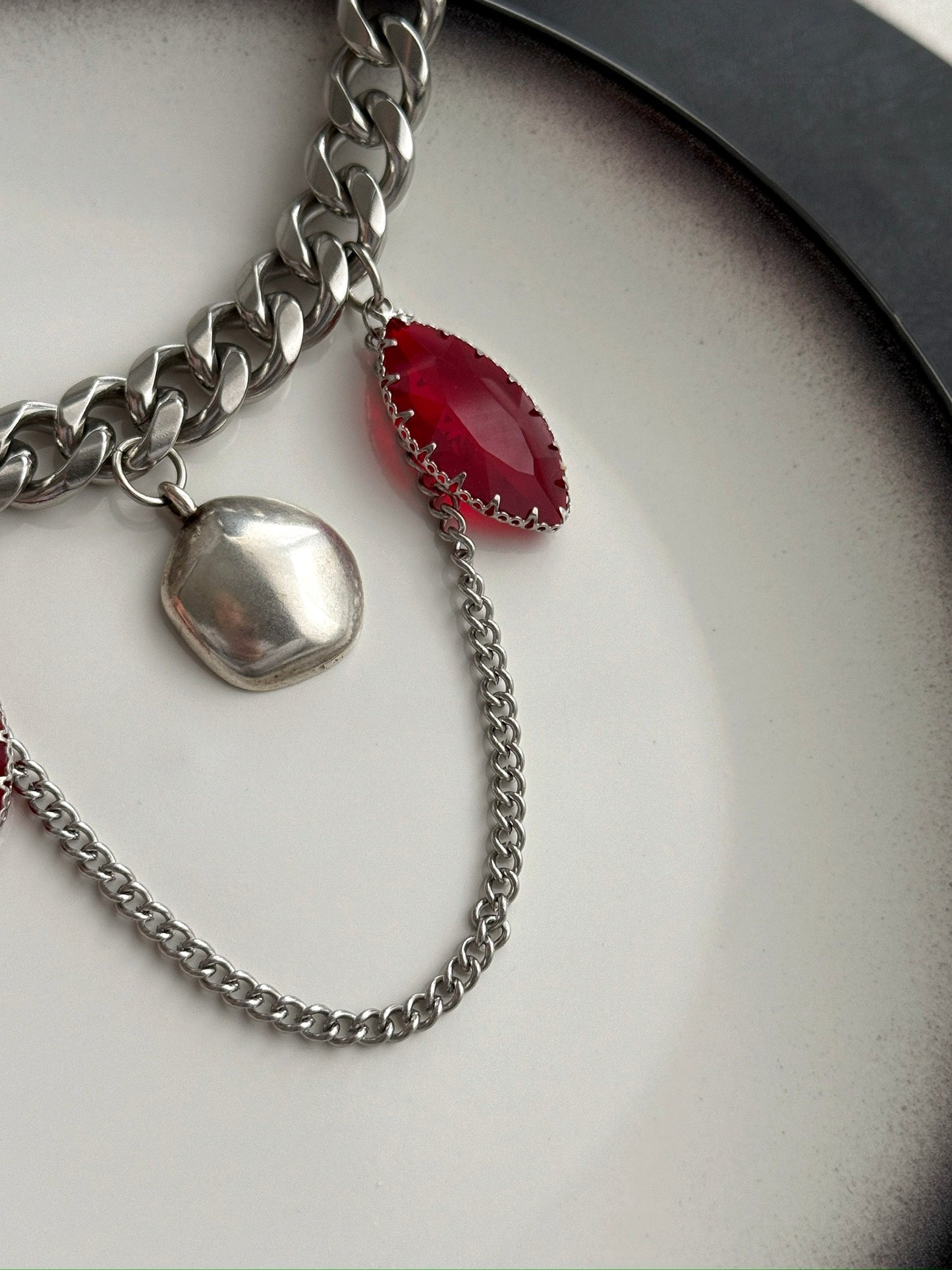 Γυναικείο statement choker από ατσάλι σε ασημί με κόκκινα κρύσταλλα και μεταλλικό κρεμαστό στοιχείο close up 