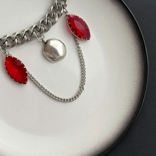 Γυναικείο statement choker από ατσάλι σε ασημί με κόκκινα κρύσταλλα και μεταλλικό κρεμαστό στοιχείο