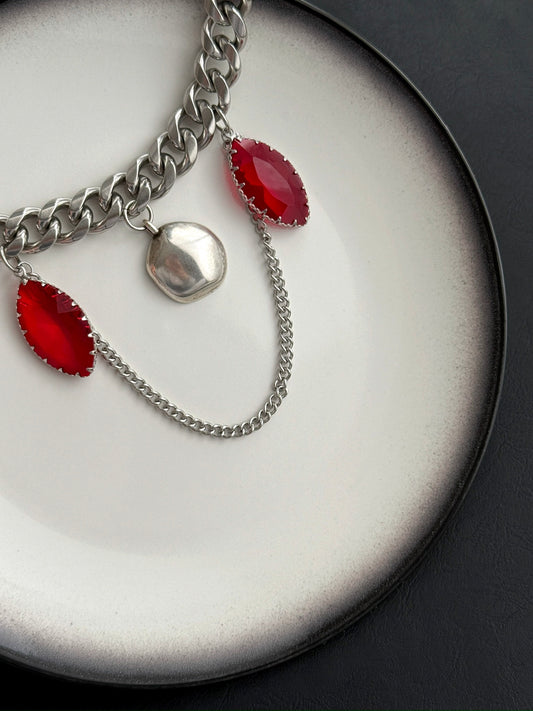 Γυναικείο statement choker από ατσάλι σε ασημί με κόκκινα κρύσταλλα και μεταλλικό κρεμαστό στοιχείο
