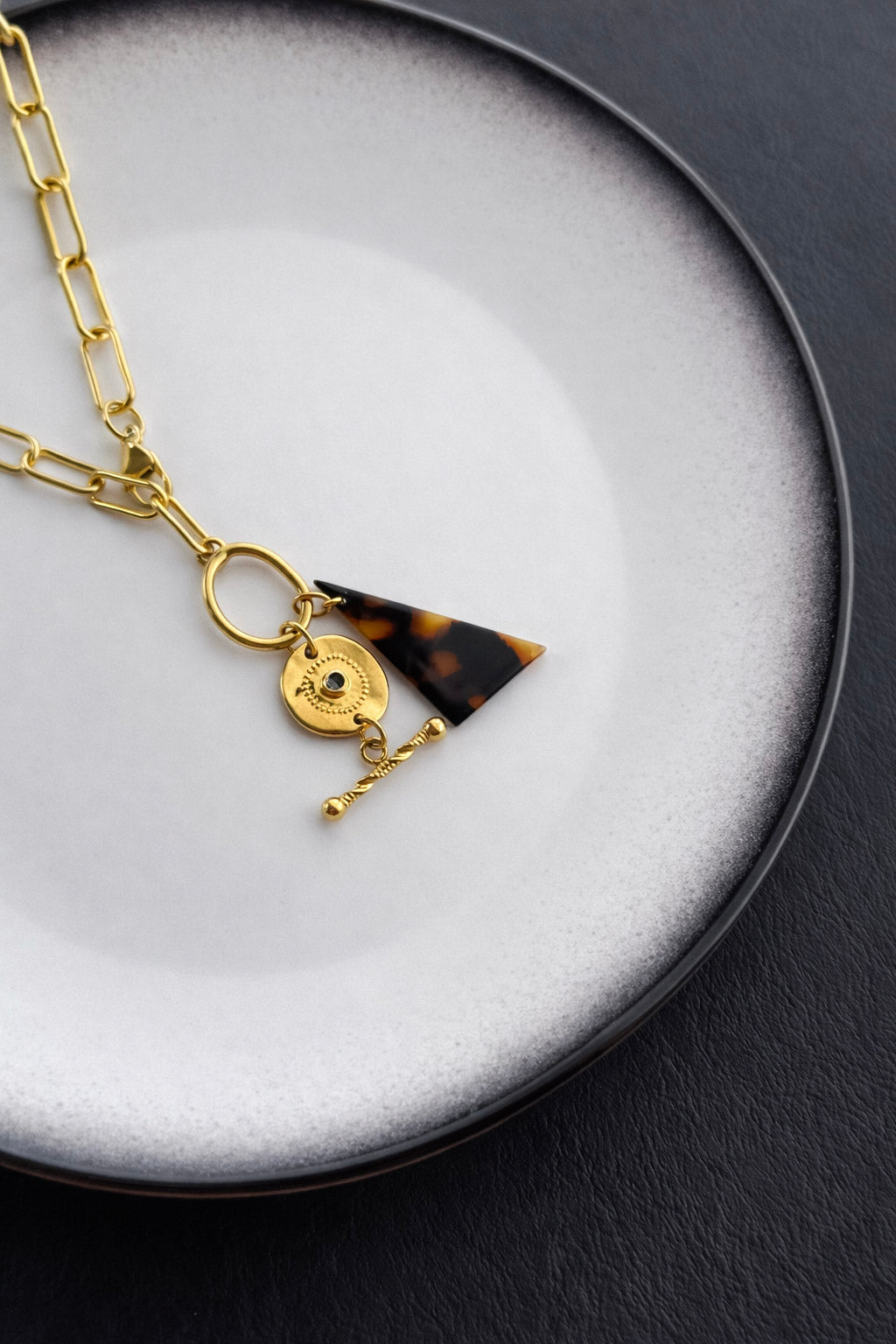 KERA - Γυναικείο statement κολιέ από ατσάλι σε χρυσό με γεωμετρικά στοιχεία | CHRIATIONS