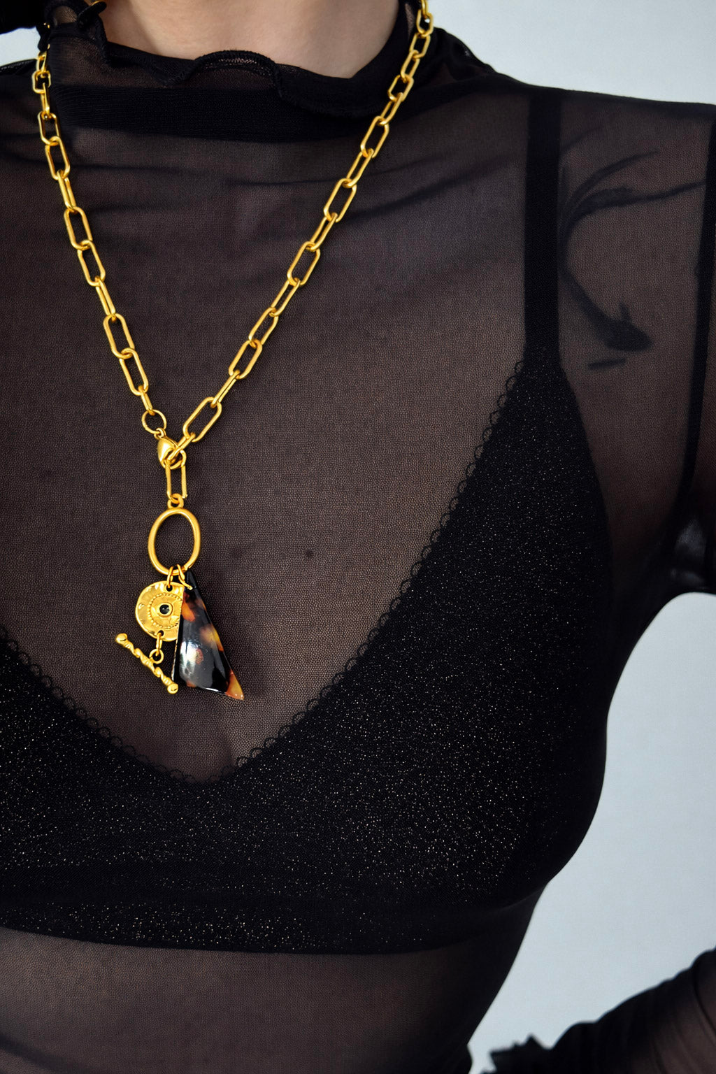 KERA - Γυναικείο statement κολιέ από ατσάλι σε χρυσό με γεωμετρικά στοιχεία | CHRIATIONS