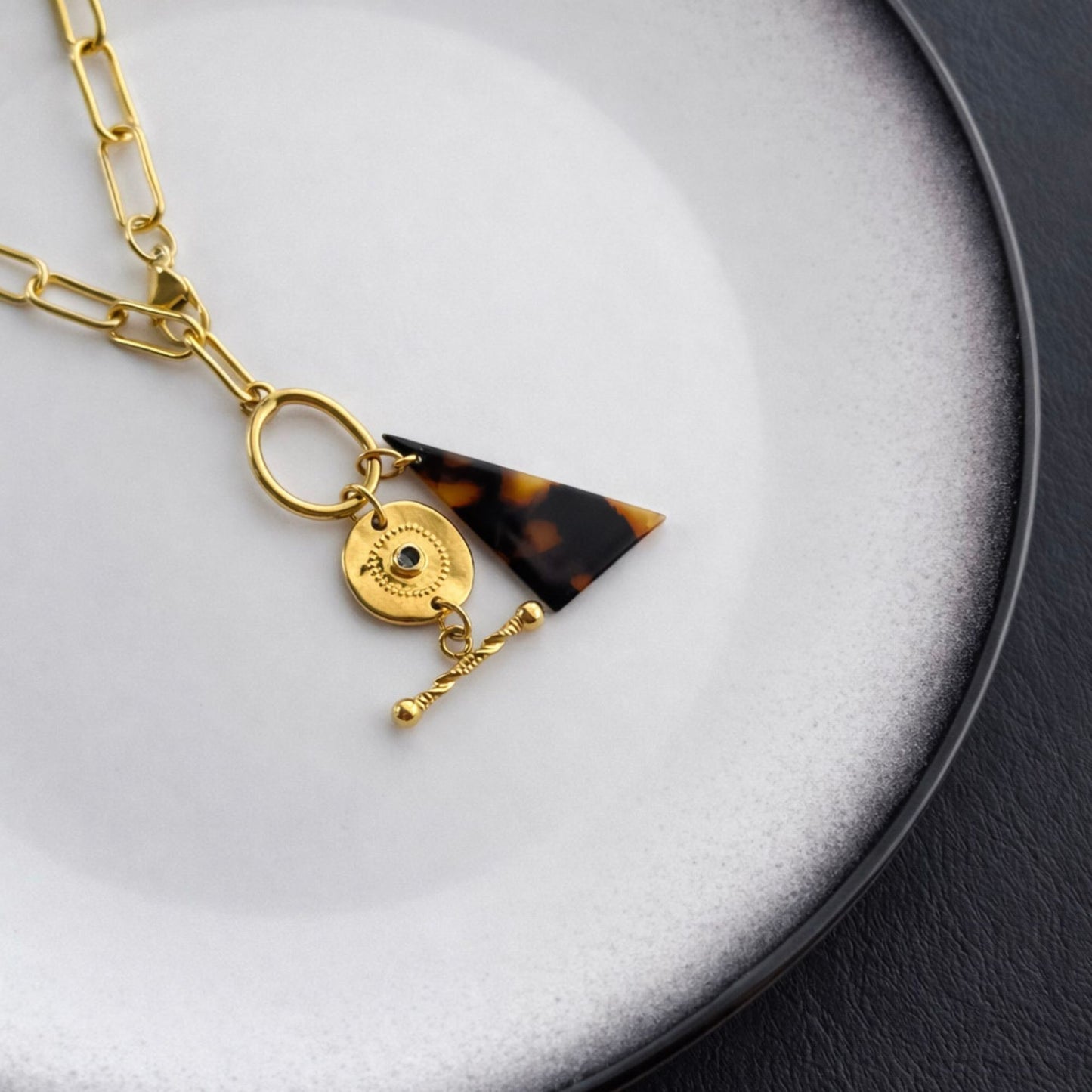 Γυναικείο χρυσό κολιέ από ατσάλι με geometric charms και ταρταρούγα λεπτομέρεια