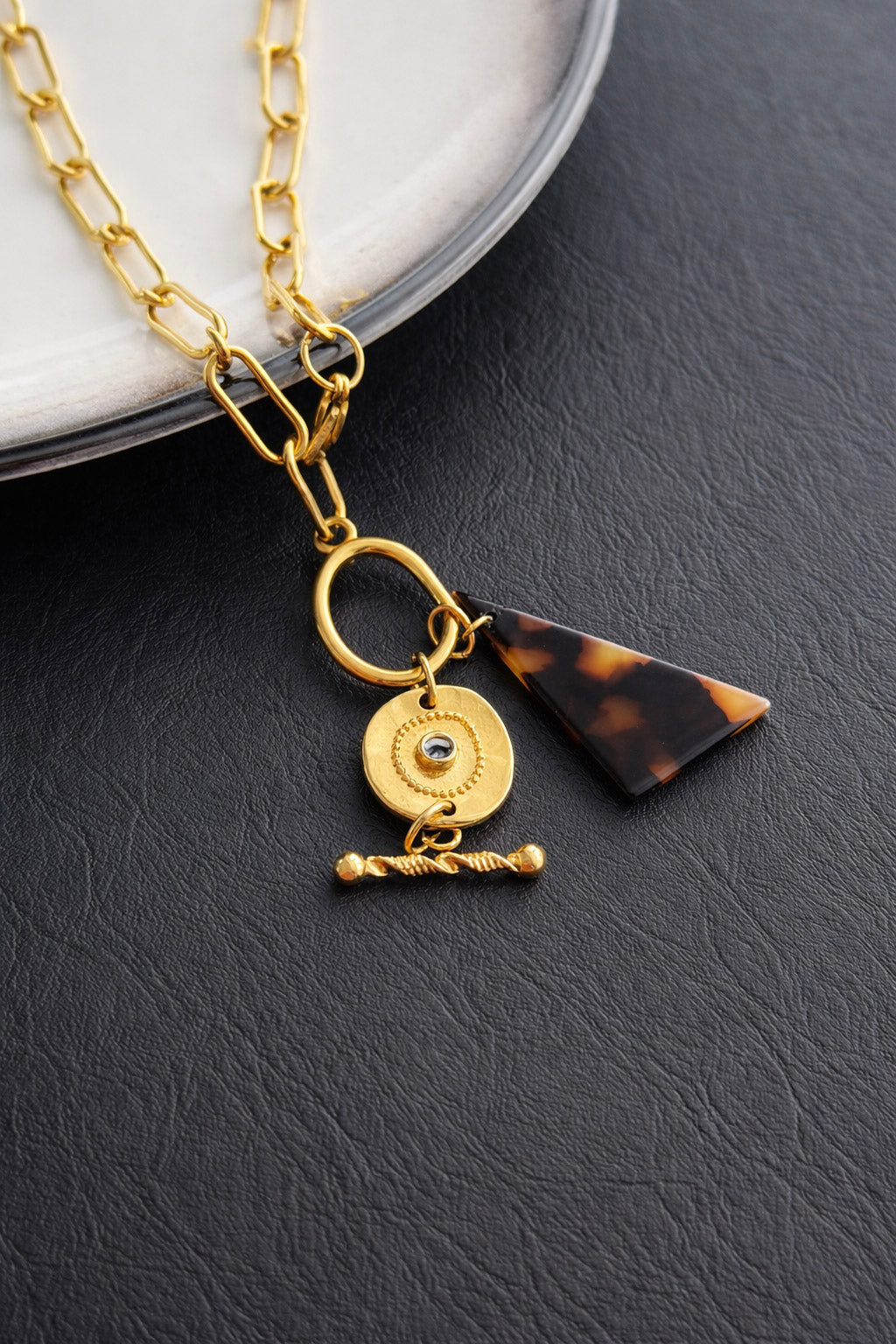 KERA - Γυναικείο statement κολιέ από ατσάλι σε χρυσό με γεωμετρικά στοιχεία | CHRIATIONS