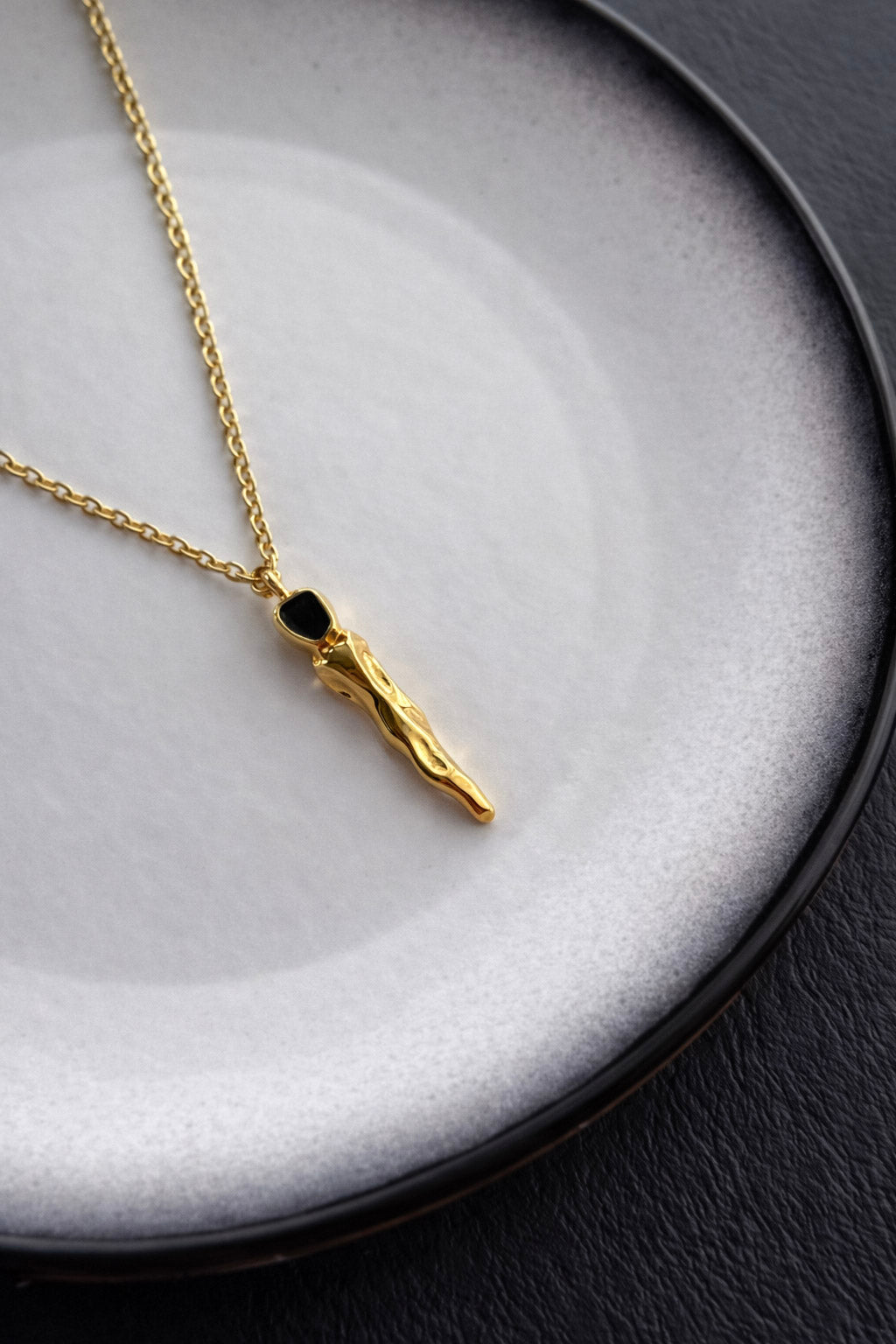 Γυναικείο κολιέ με μοτίφ horn και μαύρο σμάλτο από ατσάλι σε χρυσό
