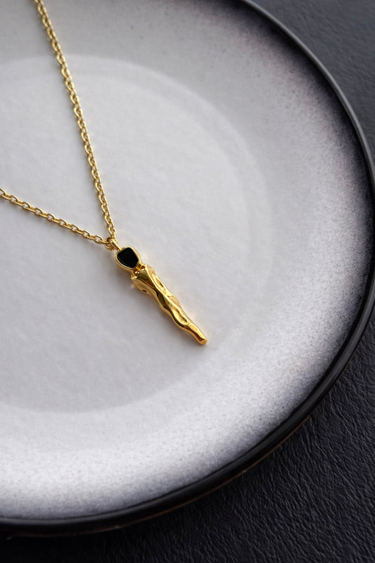 Γυναικείο κολιέ με μοτίφ horn και μαύρο σμάλτο από ατσάλι σε χρυσό
