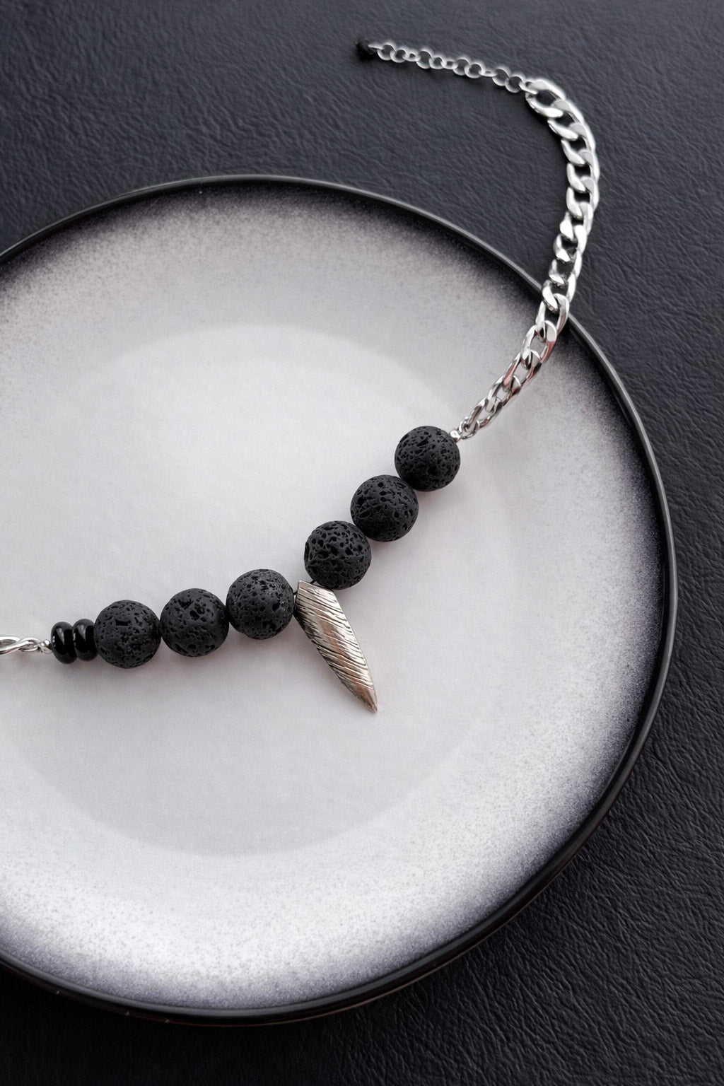 Γυναικείο κολιέ με πέτρες λάβας και ατσάλινο διακοσμητικό στοιχείο σε ασημί
