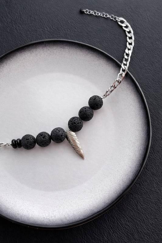 Γυναικείο κολιέ με πέτρες λάβας και ατσάλινο διακοσμητικό στοιχείο σε ασημί
