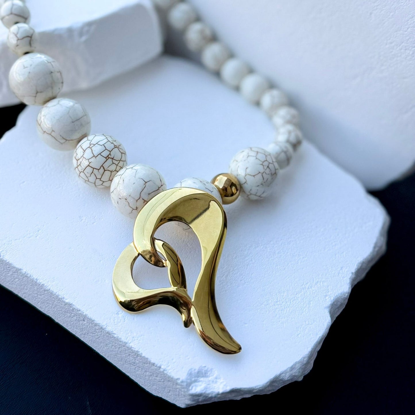 Elegant γυναικείο κολιέ με λευκές marble χάντρες και χρυσό statement σχέδιο