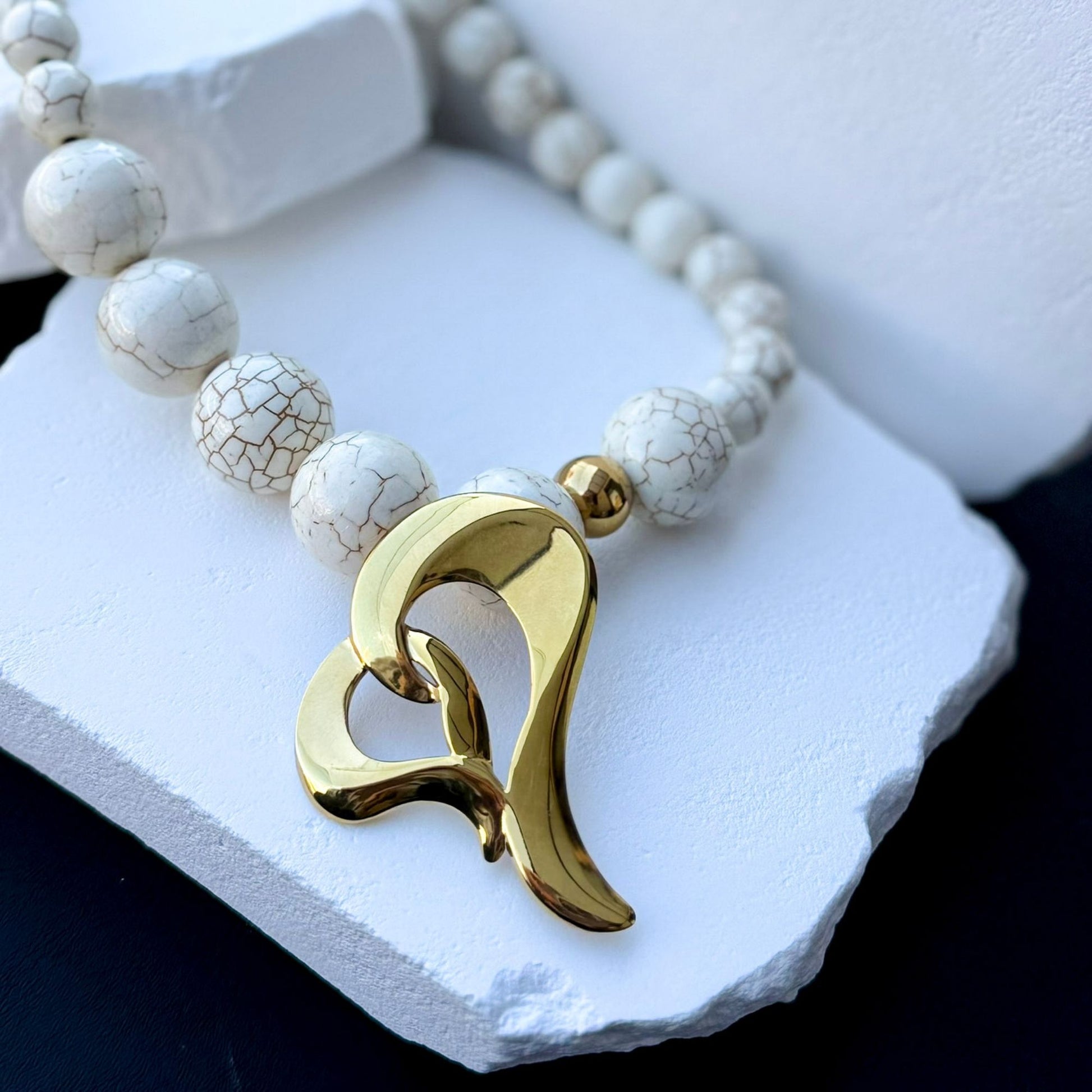 Elegant γυναικείο κολιέ με λευκές marble χάντρες και χρυσό statement σχέδιο