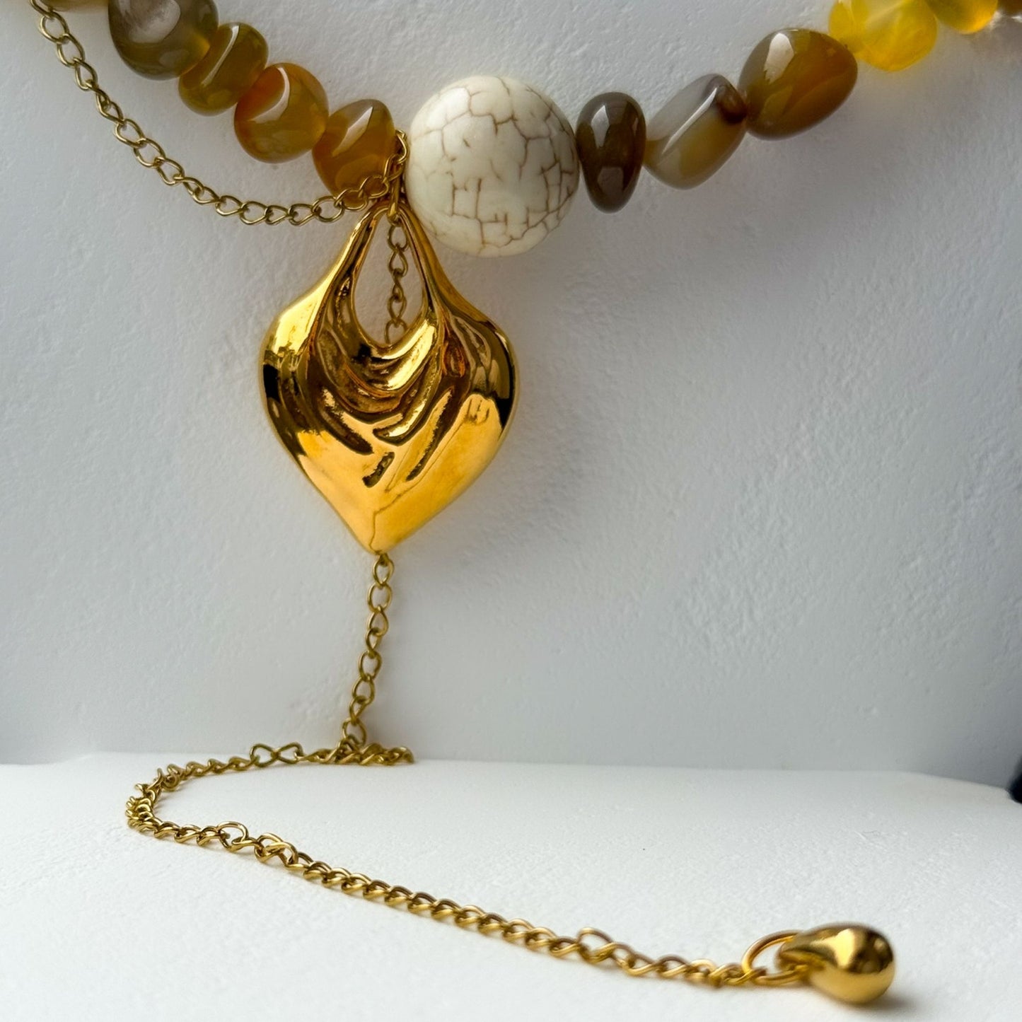 Minimal island inspired κολιέ με semi precious πέτρες αχάτη και χρυσές λεπτομέρειες