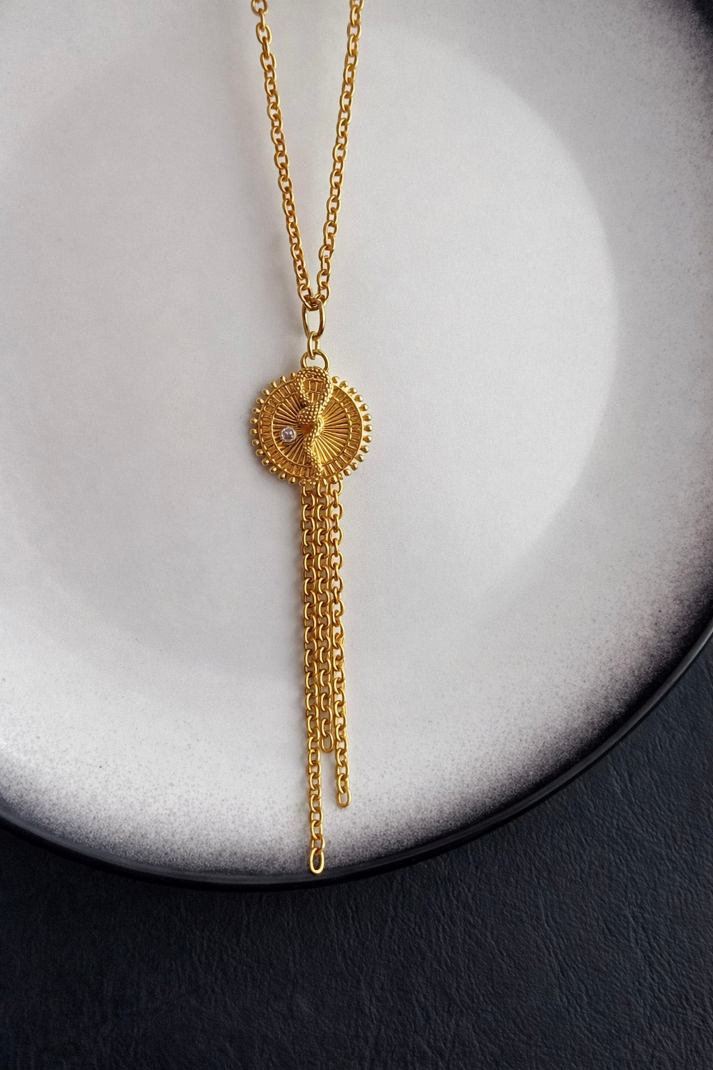 Γυναικείο κολιέ γραβάτα από ατσάλι σε χρυσό τόνο με μενταγιόν φίδι και λεπτομέρειες ζιργκόν