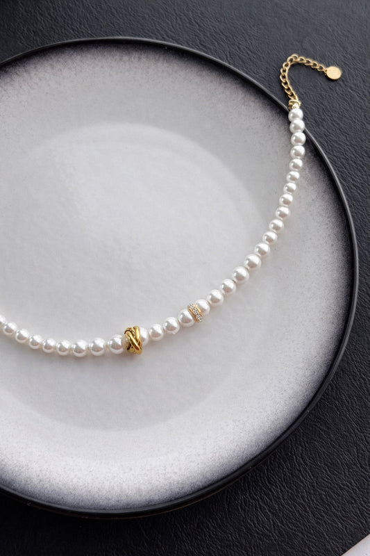 Γυναικείο κολιέ με πέρλες και λεπτομέρειες από ατσάλι σε χρυσό
