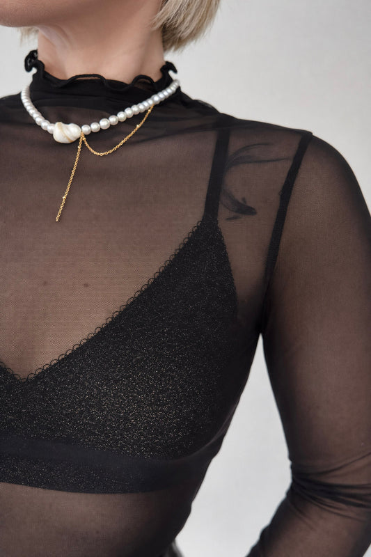 Γυναικείο κολιέ με πέρλες, κοχύλι και κρεμαστή αλυσίδα από ατσάλι σε χρυσό φορεμένο στον λαιμό
