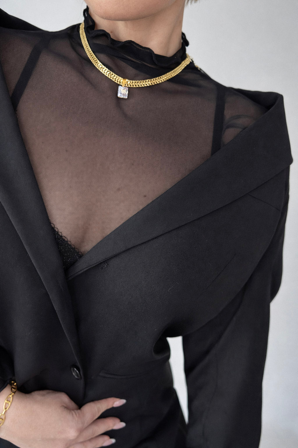 Γυναικείο κολιέ με πλεκτή αλυσίδα από ατσάλι σε χρυσό και κινούμενο τετράγωνο ζιργκόν styling 