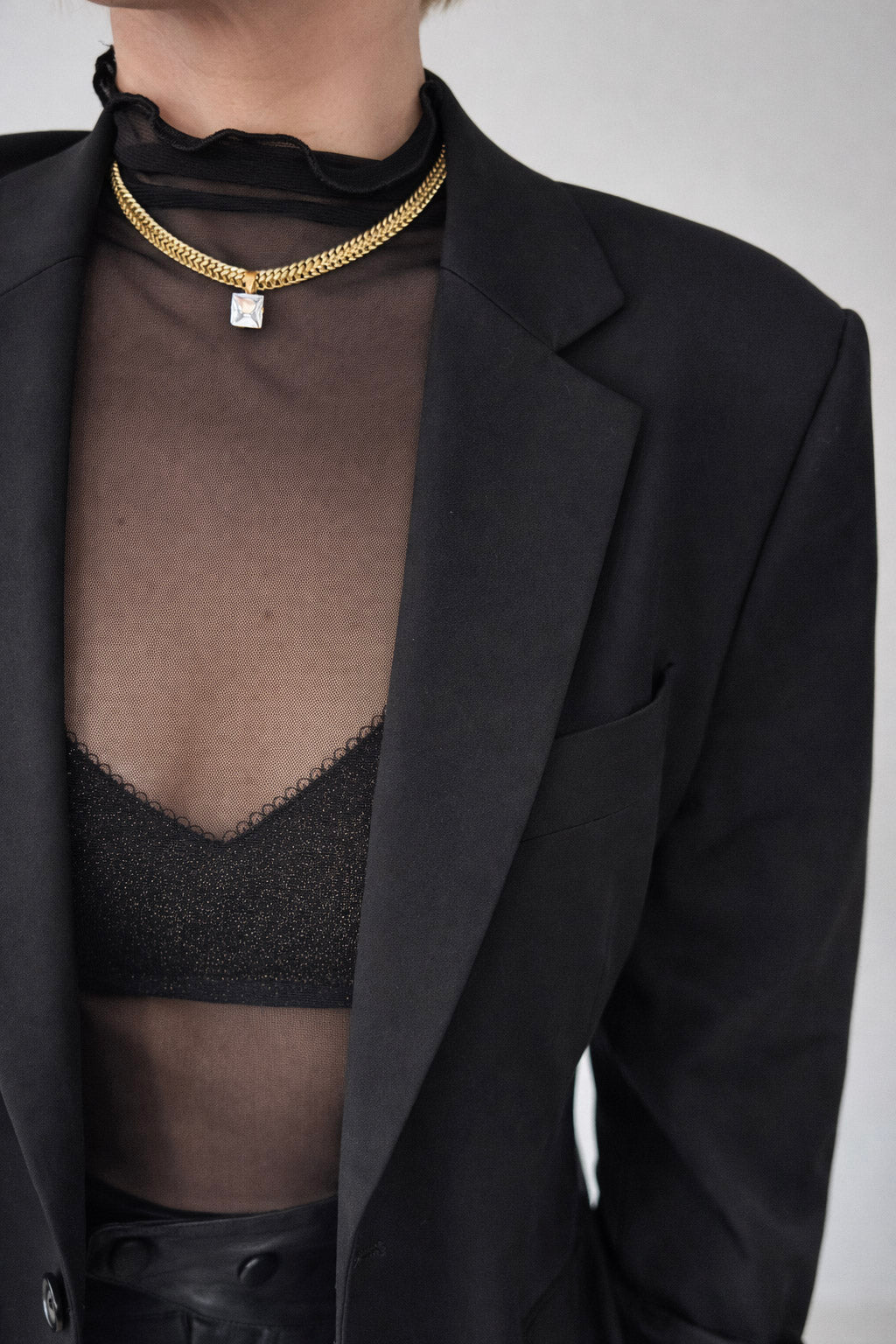 Γυναικείο κολιέ με πλεκτή αλυσίδα από ατσάλι σε χρυσό και κινούμενο τετράγωνο ζιργκόν on body