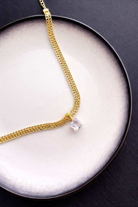 Γυναικείο κολιέ με πλεκτή αλυσίδα από ατσάλι σε χρυσό και κινούμενο τετράγωνο ζιργκόν