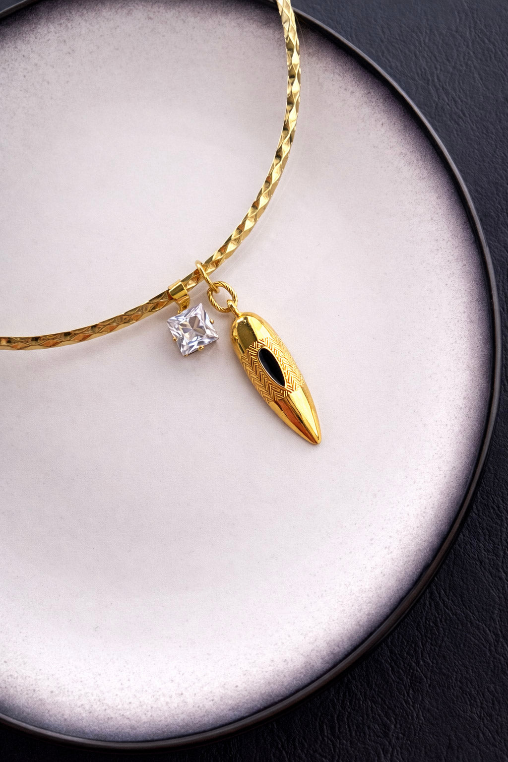 Γυναικεία χρυσή λαιμαριά από ατσάλι με στοιχεία από ζιργκόν και ατσάλι με μαύρο σμάλτο 