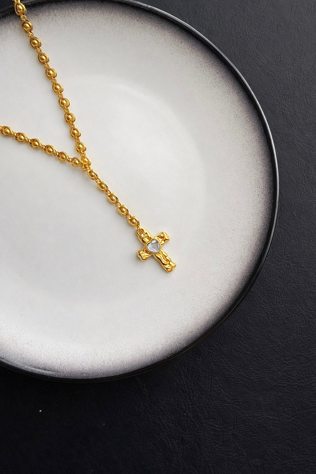 Γυναικείο κολιέ καρδιά από ατσάλι σε χρυσό χρώμα με σταυρό 