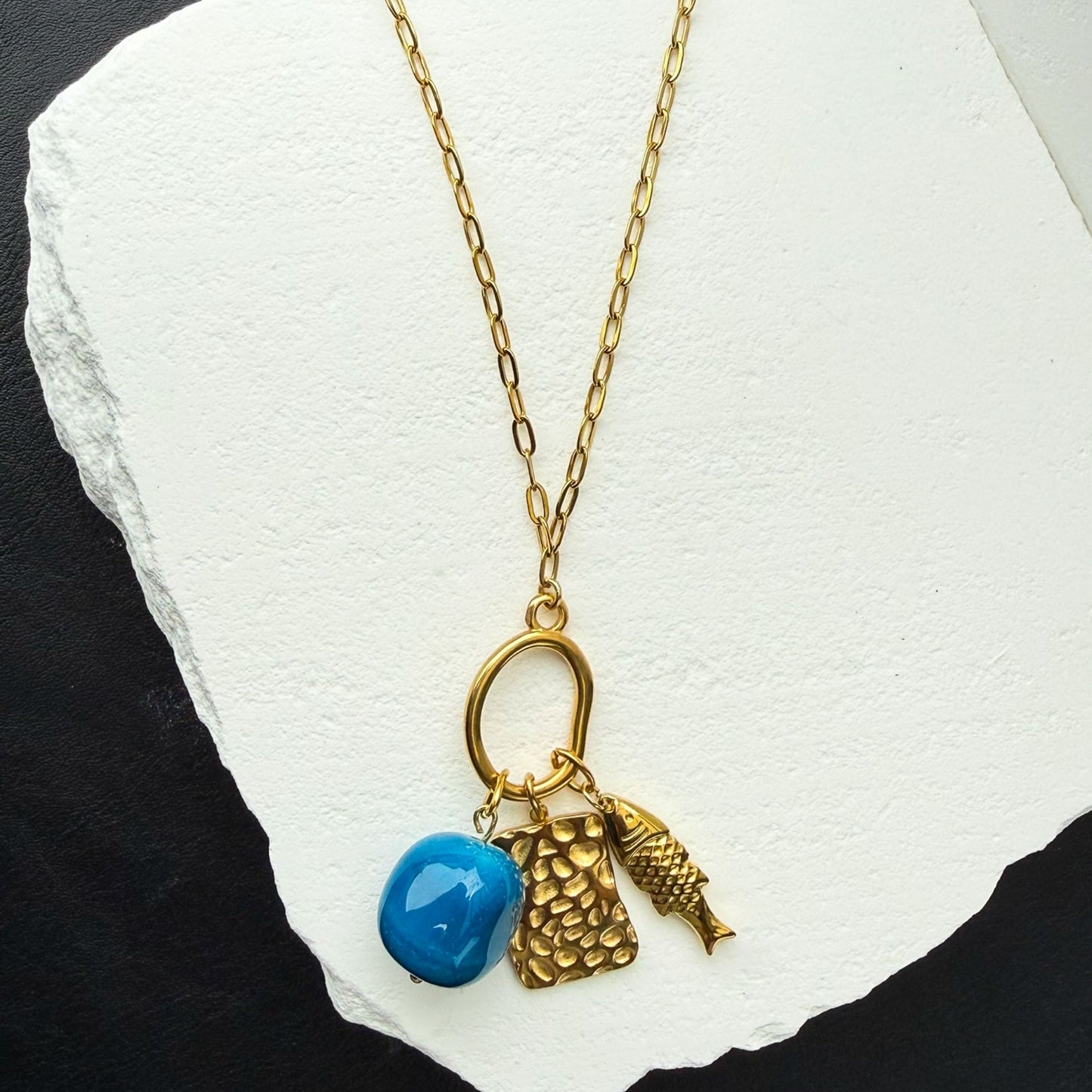 Γυναικείο χρυσό κολιέ ΒΥΘΟΣ με μπλε πέτρα fish charm και hammered λεπτομέρειες
