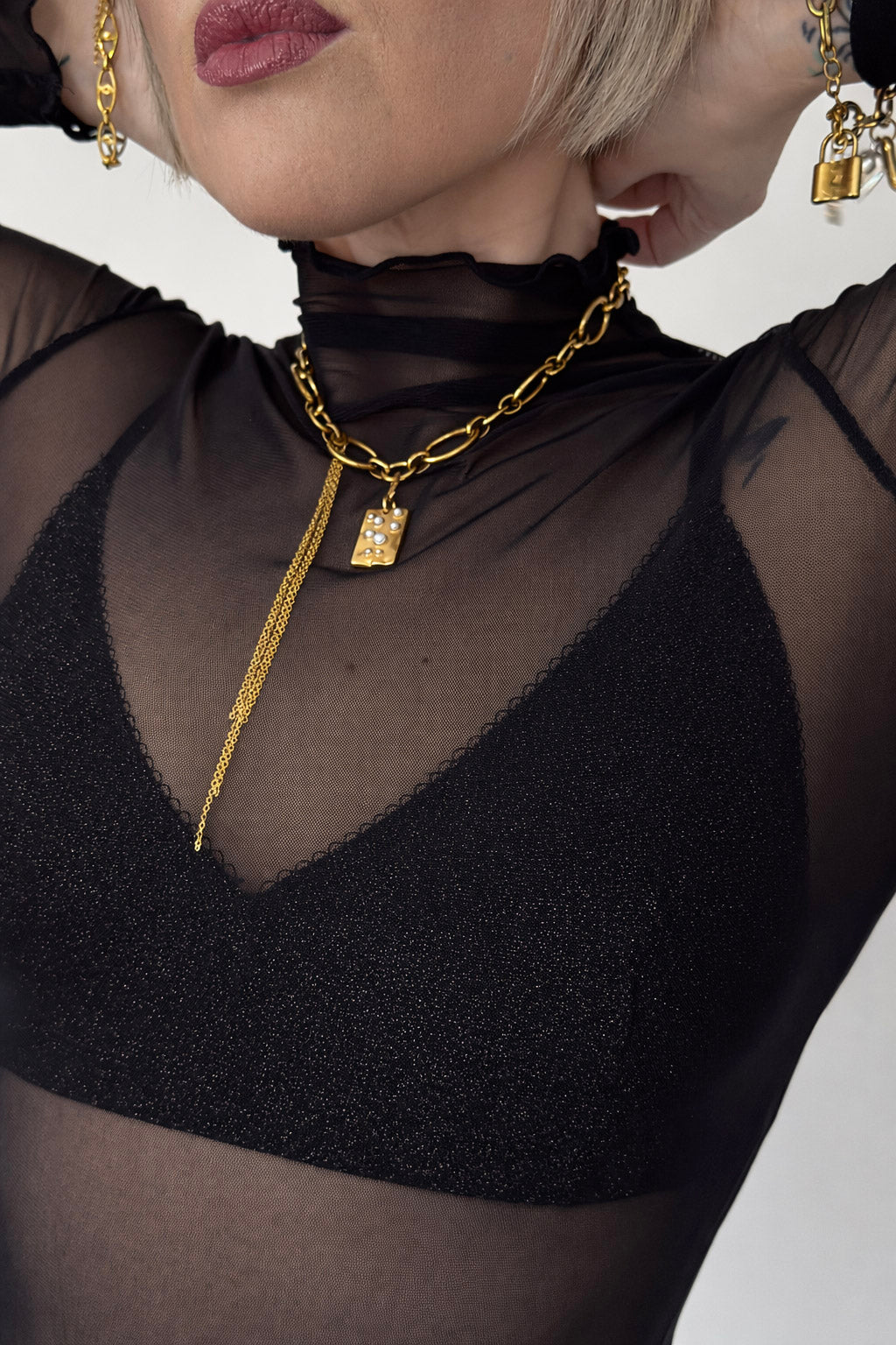 Statement χρυσό κολιέ από ατσάλι με αλυσίδα κρίκων και γεωμετρικό κρεμαστό στοιχείο με λευκές πέρλες styling