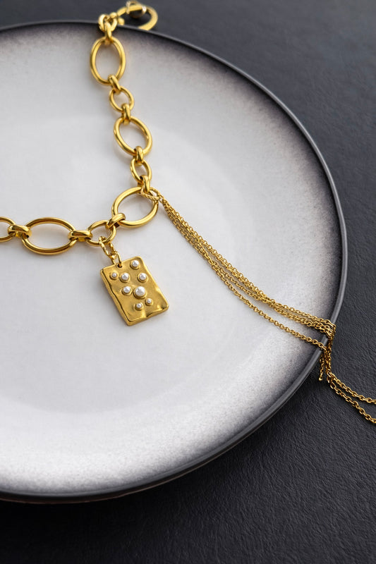 Statement χρυσό κολιέ από ατσάλι με αλυσίδα κρίκων και γεωμετρικό κρεμαστό στοιχείο με λευκές πέρλες