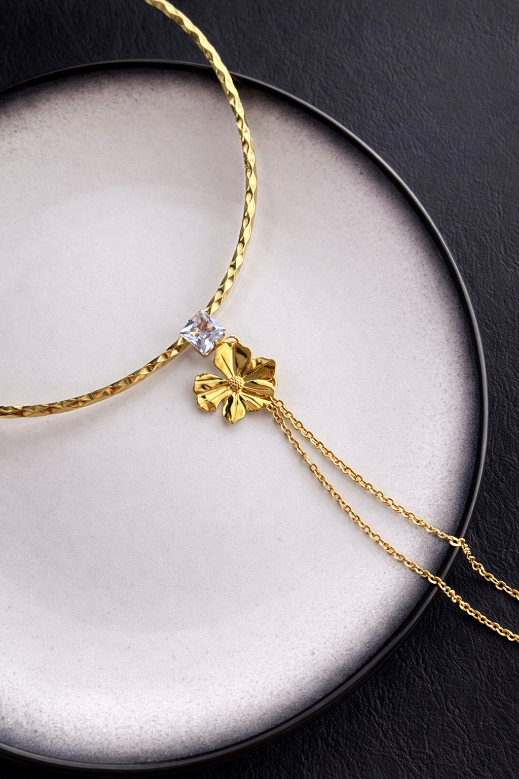 Γυναικεία λαιμαριά από ατσάλι σε χρυσό με λουλούδι και τετράγωνο ζιργκόν