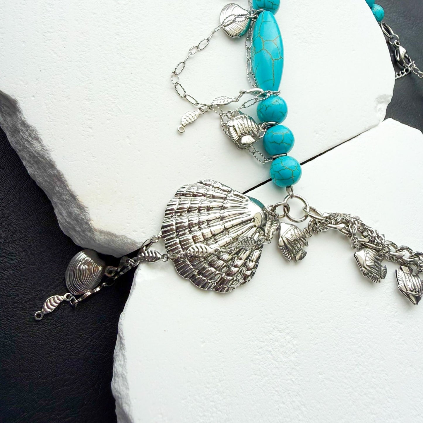 Luxury island inspired κολιέ με turquoise πέτρες ασημί charms και κοχύλι σε bold καλοκαιρινό design