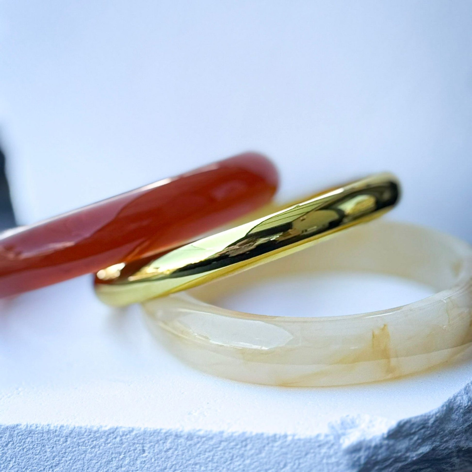 Καλοκαιρινό stacked bracelet set με χρυσά βραχιόλια και warm earthy αποχρώσεις