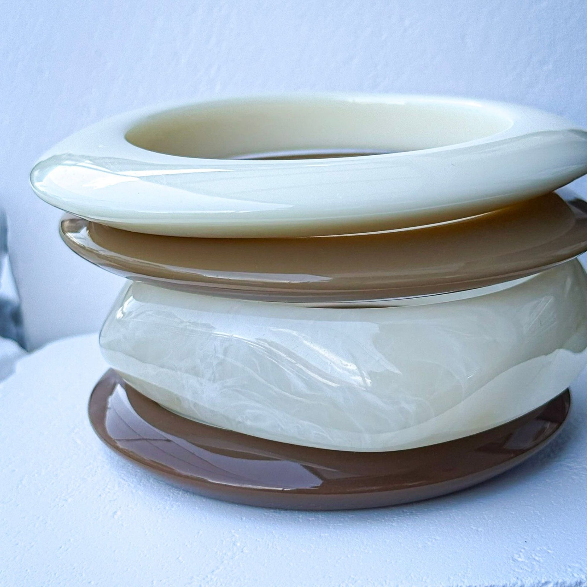 Γυναικείο set resin βραχιολιών σε λευκές και nude καλοκαιρινές αποχρώσεις