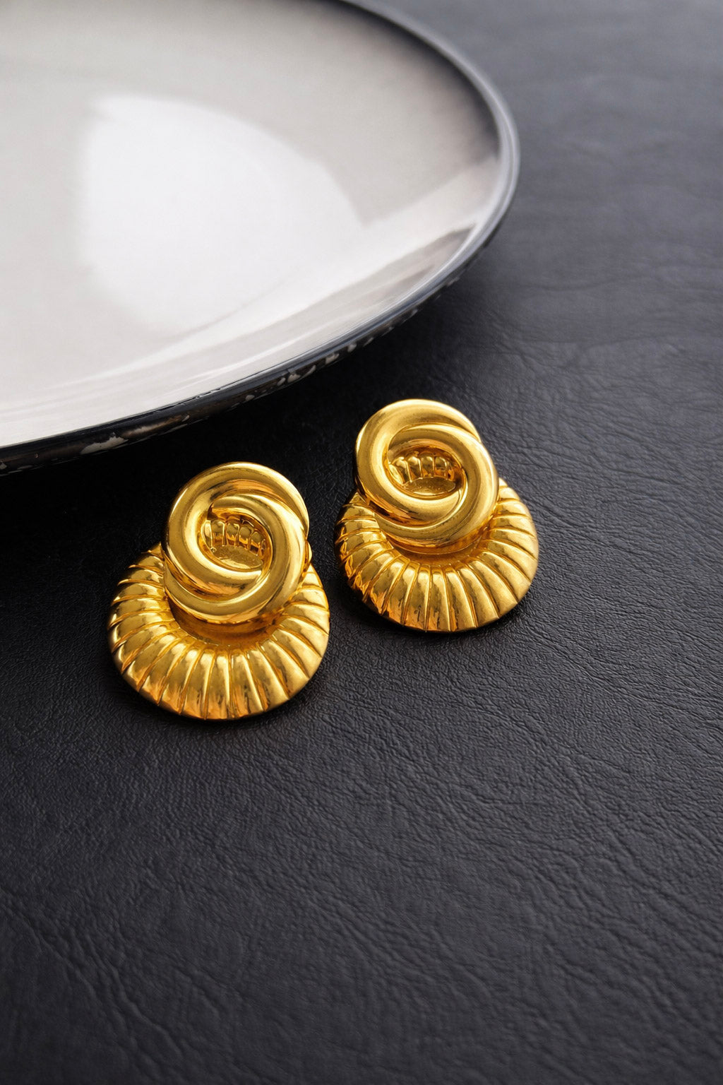 Γυναικεία σκουλαρίκια statement από ατσάλι σε χρυσό με ανάγλυφη υφή
