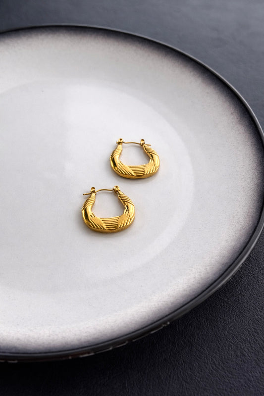 Γυναικεία σκουλαρίκια κρίκοι από ατσάλι χρυσό με ανάγλυφη χαραγμένη υφή
