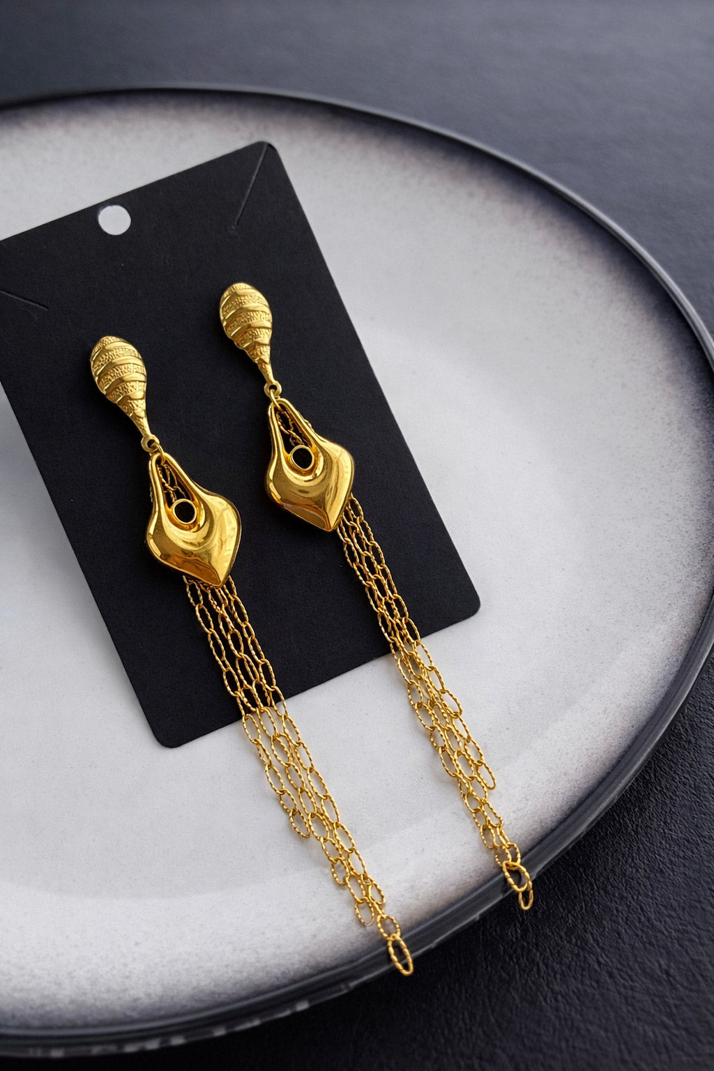 Γυναικεία καρφωτά σκουλαρίκια από ατσάλι σε χρυσό με μαύρο σμάλτο και κρεμαστές αλυσίδες διαφορετικού μήκους