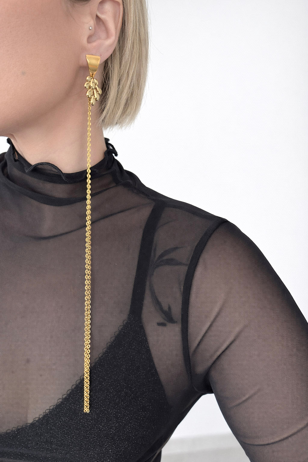 Γυναικεία καρφωτά σκουλαρίκια από ατσάλι σε χρυσό με drop στοιχείο και κρεμαστές αλυσίδες μεγάλου μήκους on body