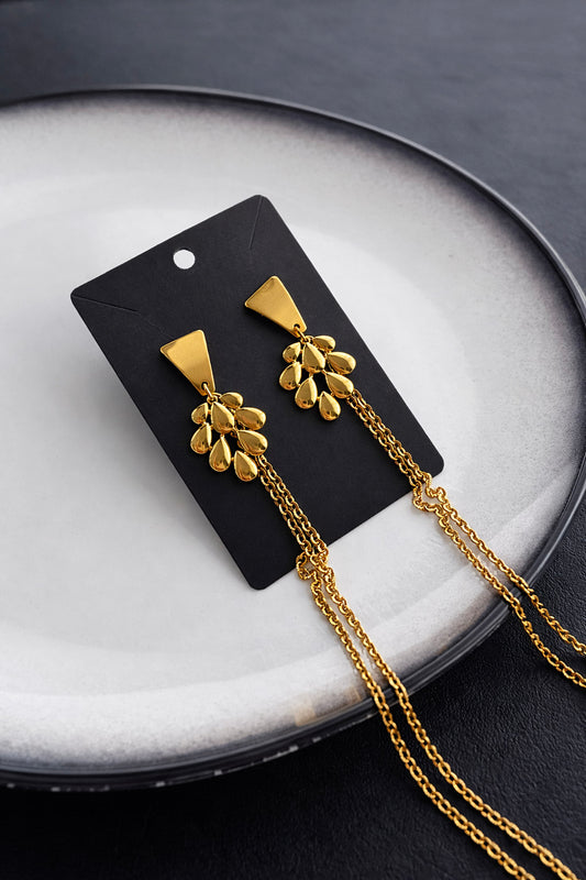 Γυναικεία καρφωτά σκουλαρίκια από ατσάλι σε χρυσό με drop στοιχείο και κρεμαστές αλυσίδες μεγάλου μήκους