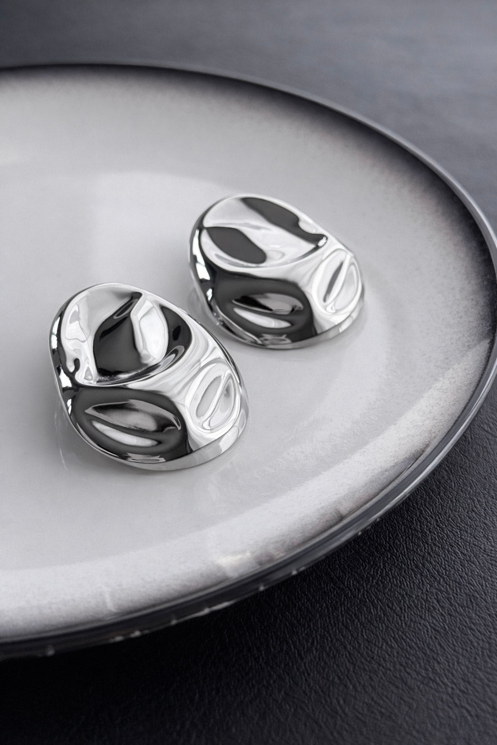 Γυναικεία καρφωτά σκουλαρίκια από ατσάλι σε ασημί με οργανικό sculptural σχεδιασμό