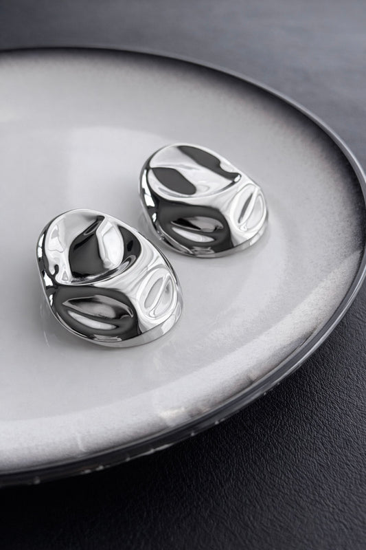 Γυναικεία καρφωτά σκουλαρίκια από ατσάλι σε ασημί με οργανικό sculptural σχεδιασμό