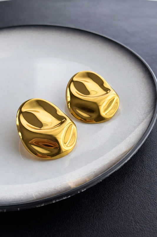 Γυναικεία καρφωτά σκουλαρίκια από ατσάλι σε χρυσό με οργανικό sculptural σχεδιασμό