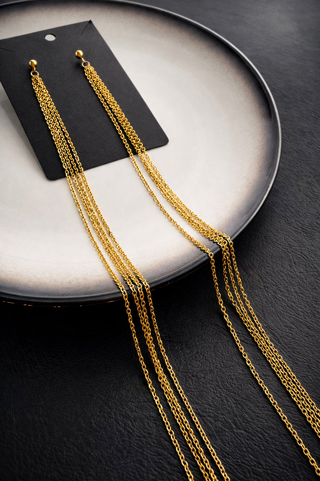 Γυναικεία κρεμαστά σκουλαρίκια με καρφί από ατσάλι σε χρυσό και αλυσίδες ίδιου μήκους