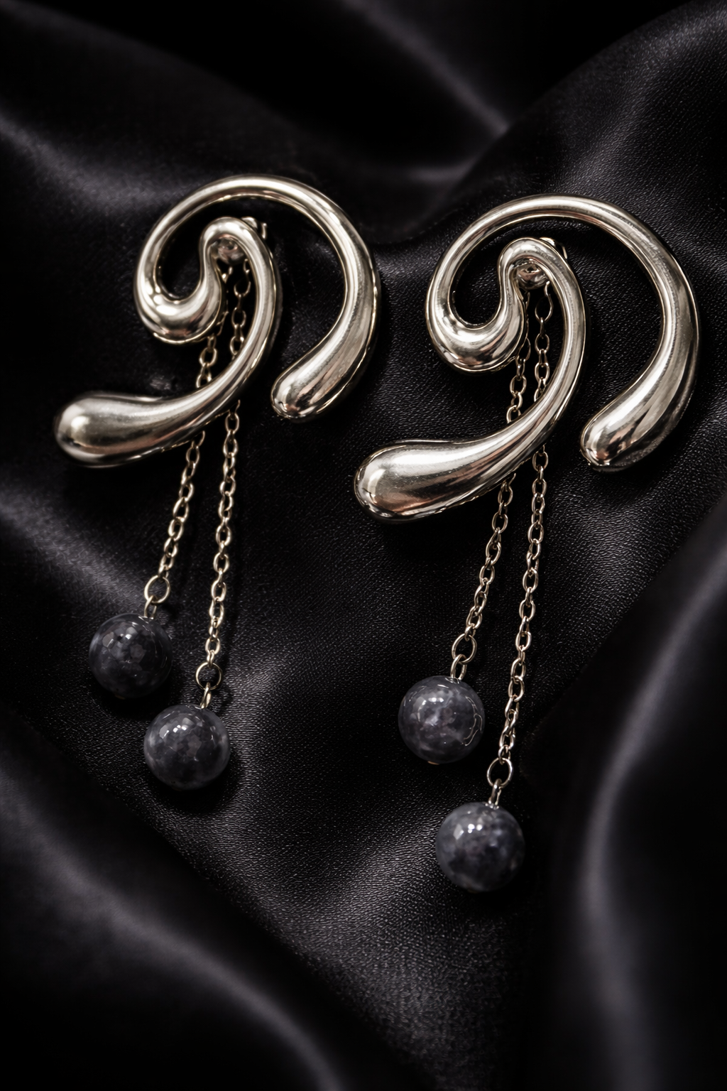 Κρεμαστά σκουλαρίκια από ατσάλι ασημί με λεπτές αλυσίδες και  λεπτομέρειες πέτρας