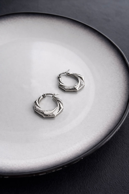 Γυναικεία σκουλαρίκια κρίκοι από ατσάλι σε ασημί με γεωμετρική πολυγωνική υφή