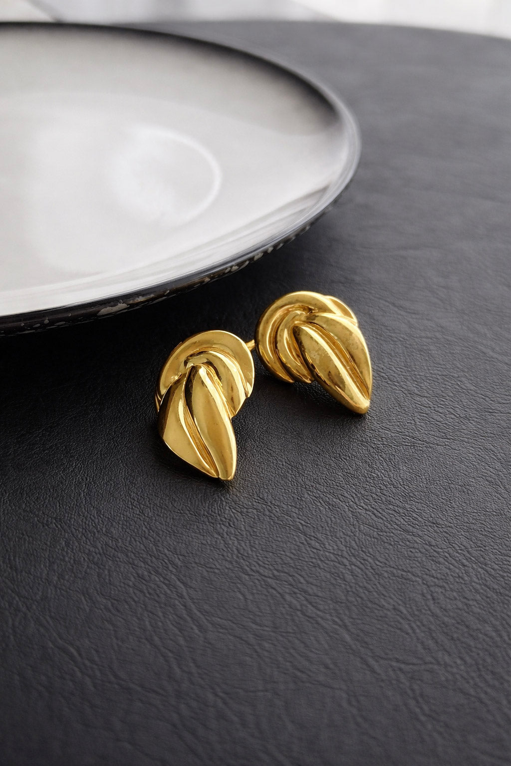 Γυναικεία σκουλαρίκια modern από ατσάλι σε χρυσό