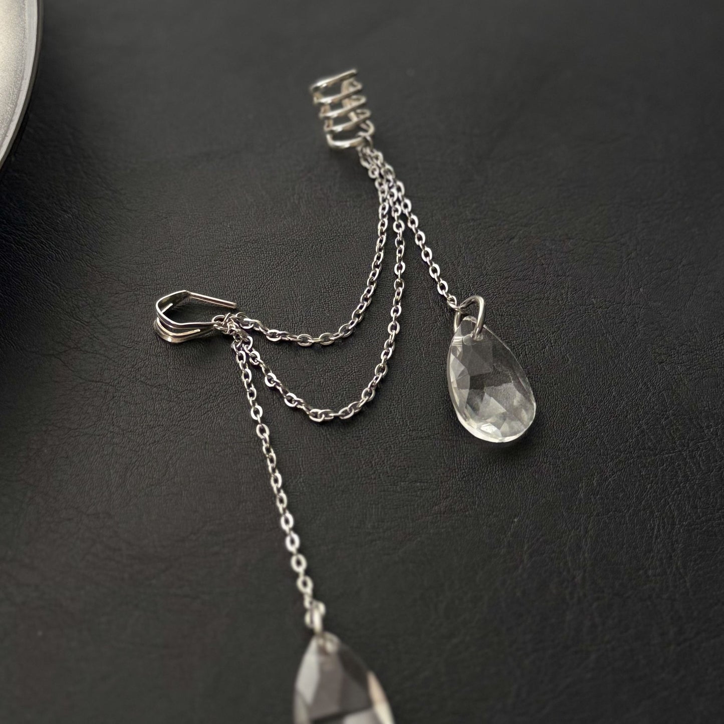 Σκουλαρίκι ear cuff από ατσάλι σε ασημί με αλυσίδες και κρεμαστό διάφανο κρύσταλλο